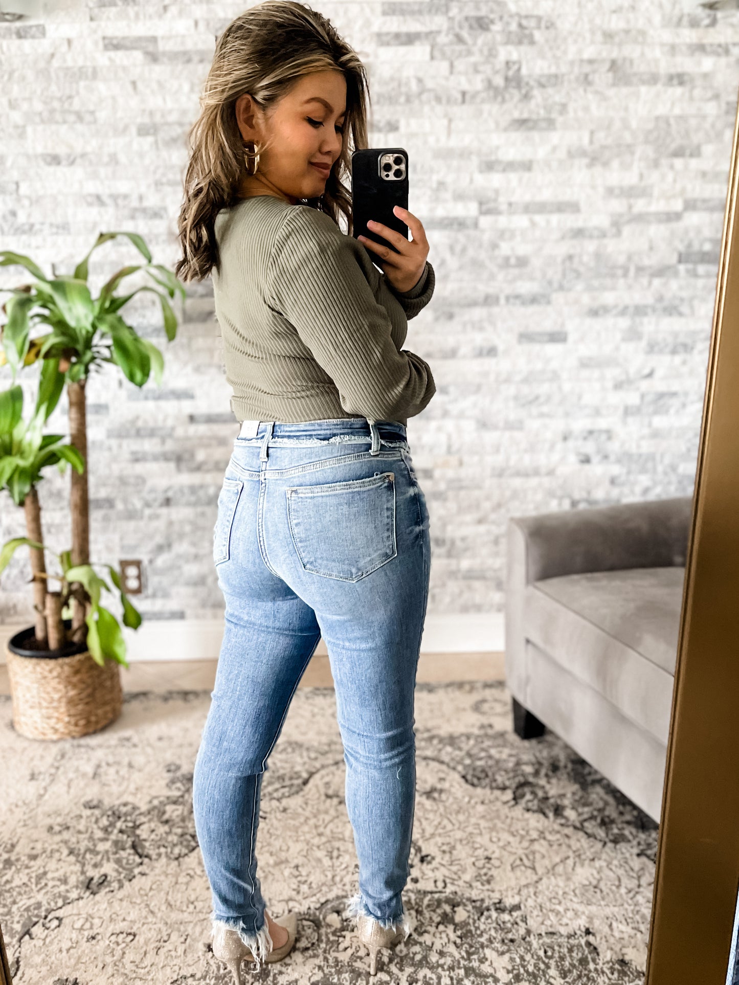 JUDY BLUE MID RISE WAISTBAND DETAIL FRAYED HEM SKINNY JEANS