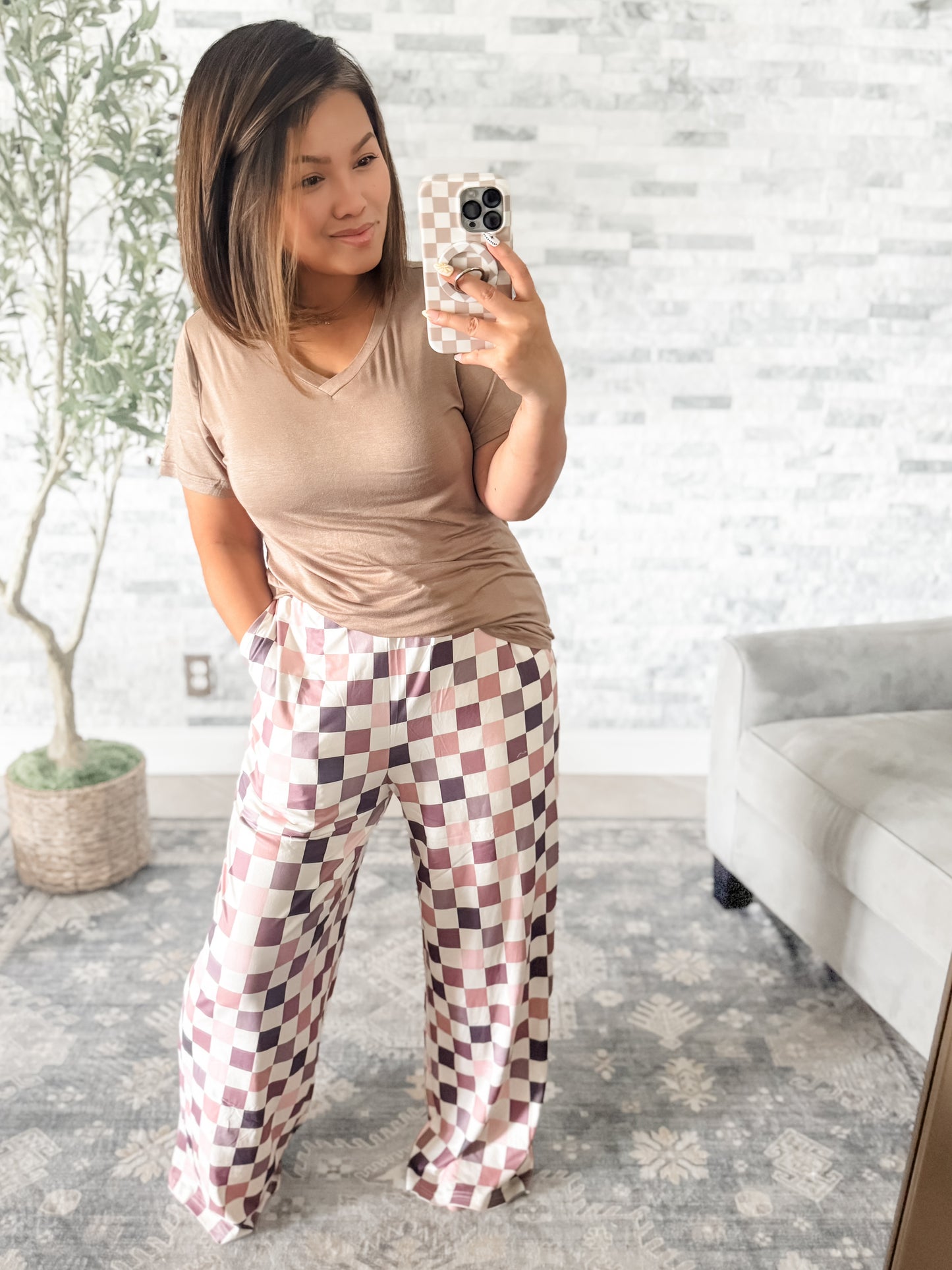 BASIC V NECK TEE in MOCHA