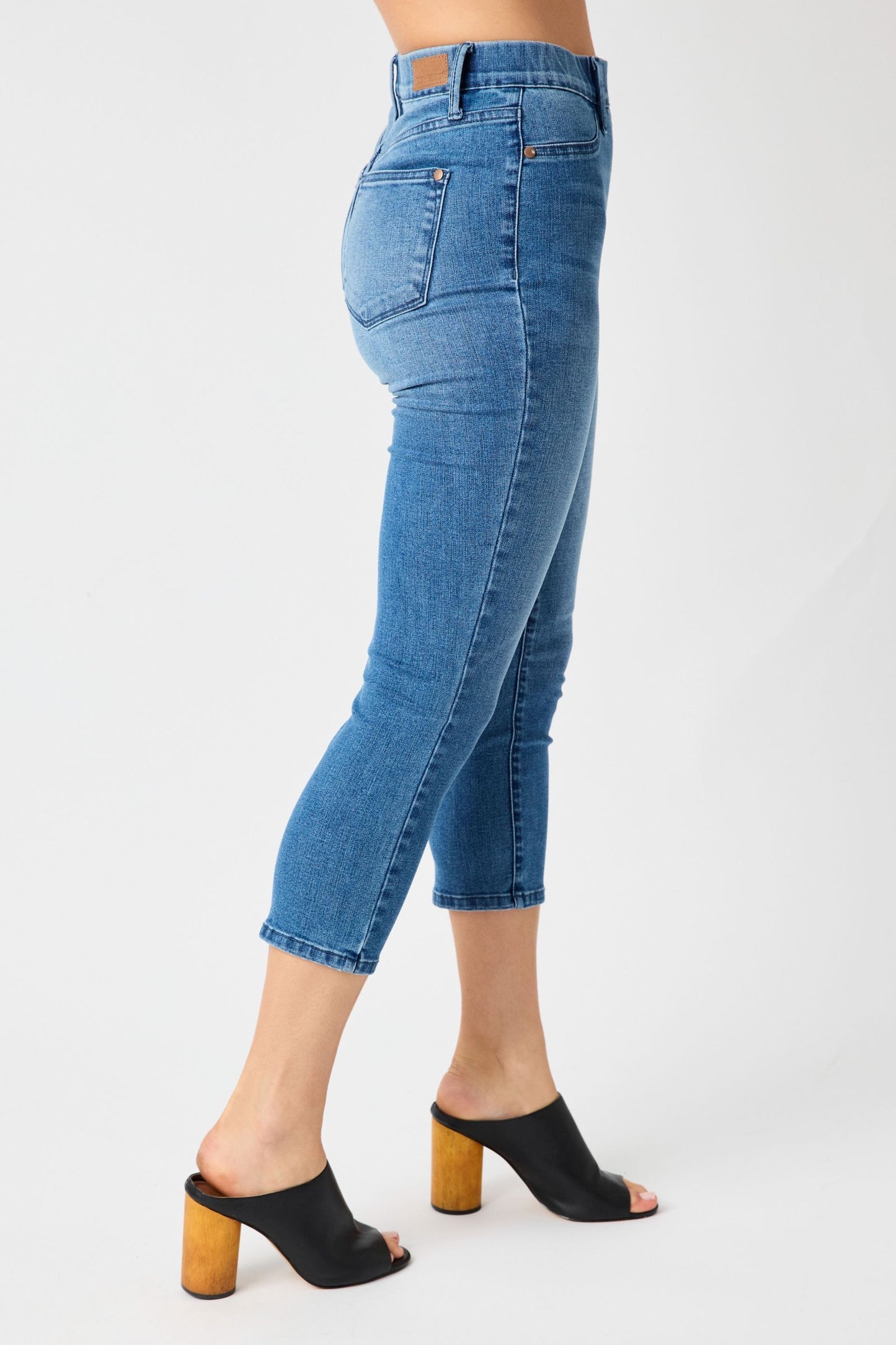 JUDY BLUE COOL DENIM PULL ON CAPRI JEANS