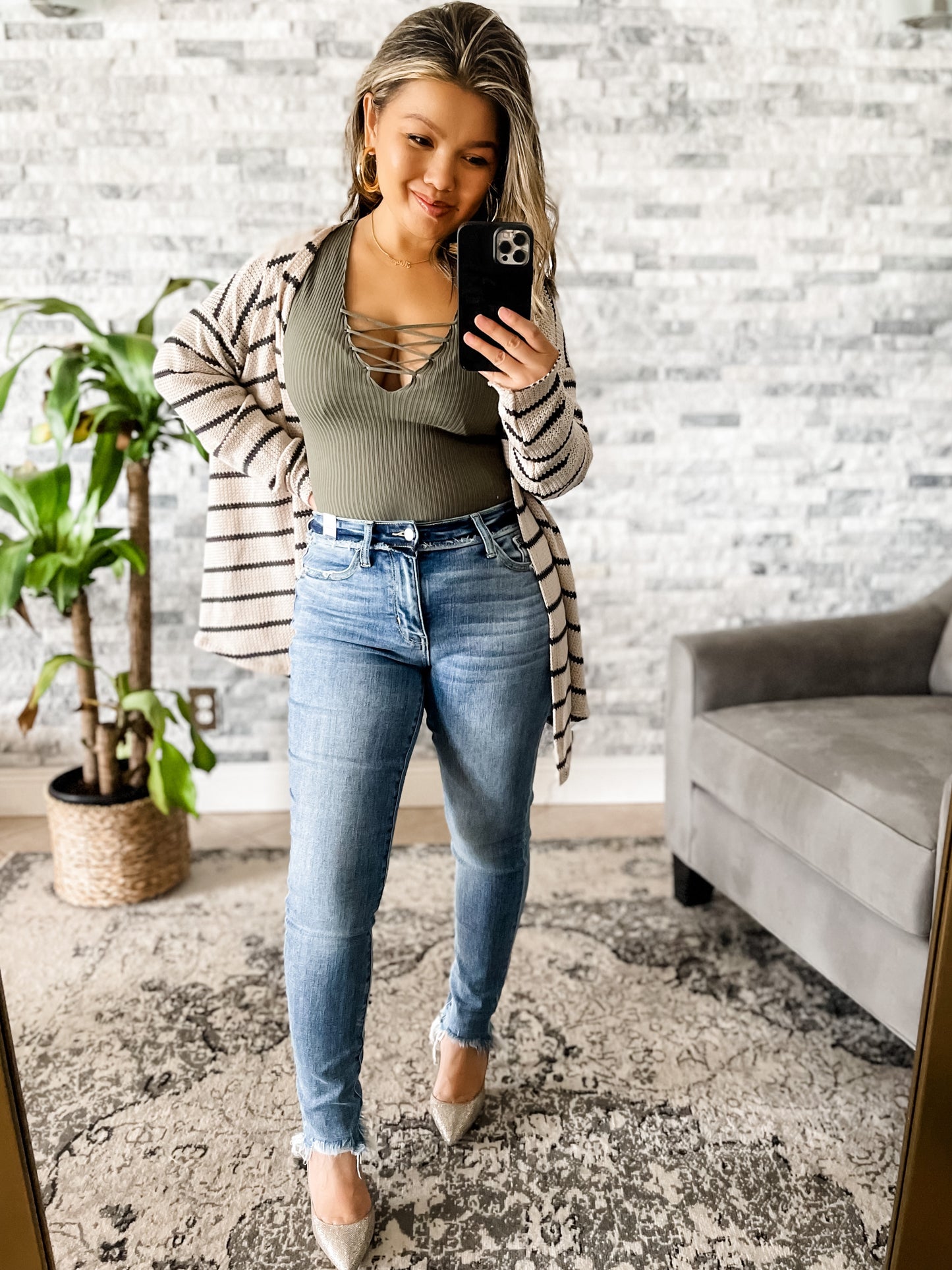 JUDY BLUE MID RISE WAISTBAND DETAIL FRAYED HEM SKINNY JEANS