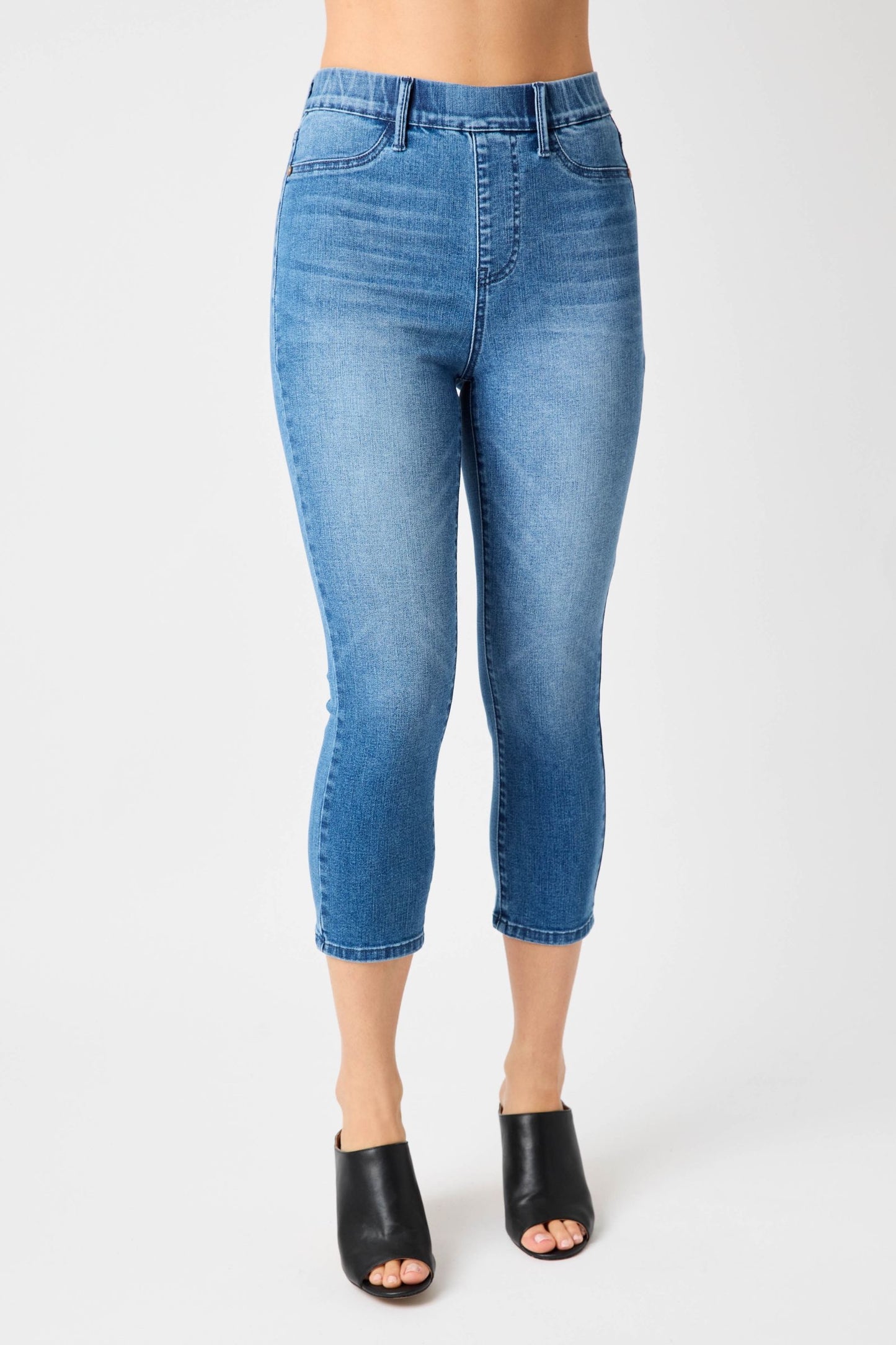 JUDY BLUE COOL DENIM PULL ON CAPRI JEANS