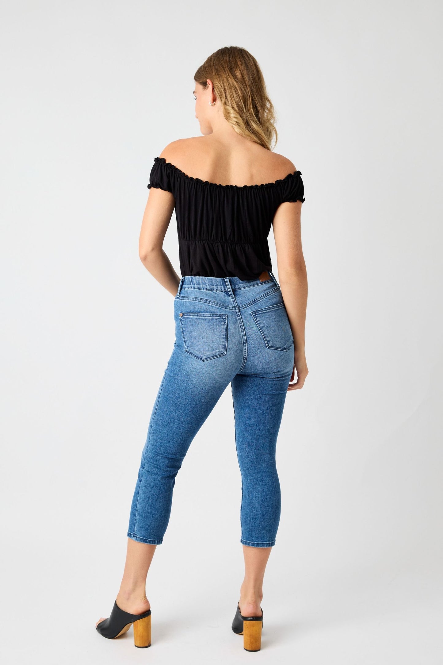 JUDY BLUE COOL DENIM PULL ON CAPRI JEANS
