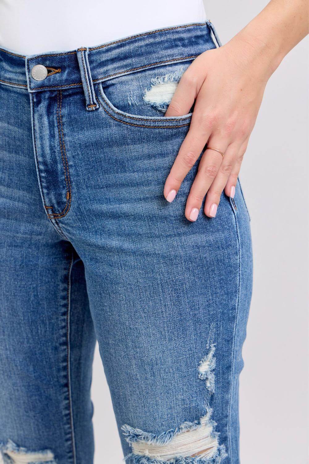 JUDY BLUE MID RISE DISTRESSED BOYFRIEND JEANS