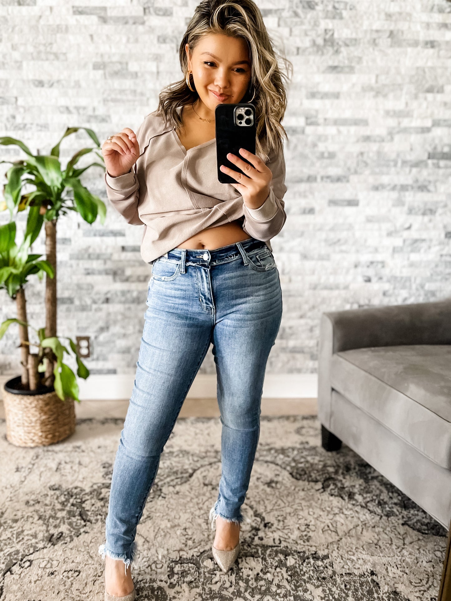 JUDY BLUE MID RISE WAISTBAND DETAIL FRAYED HEM SKINNY JEANS