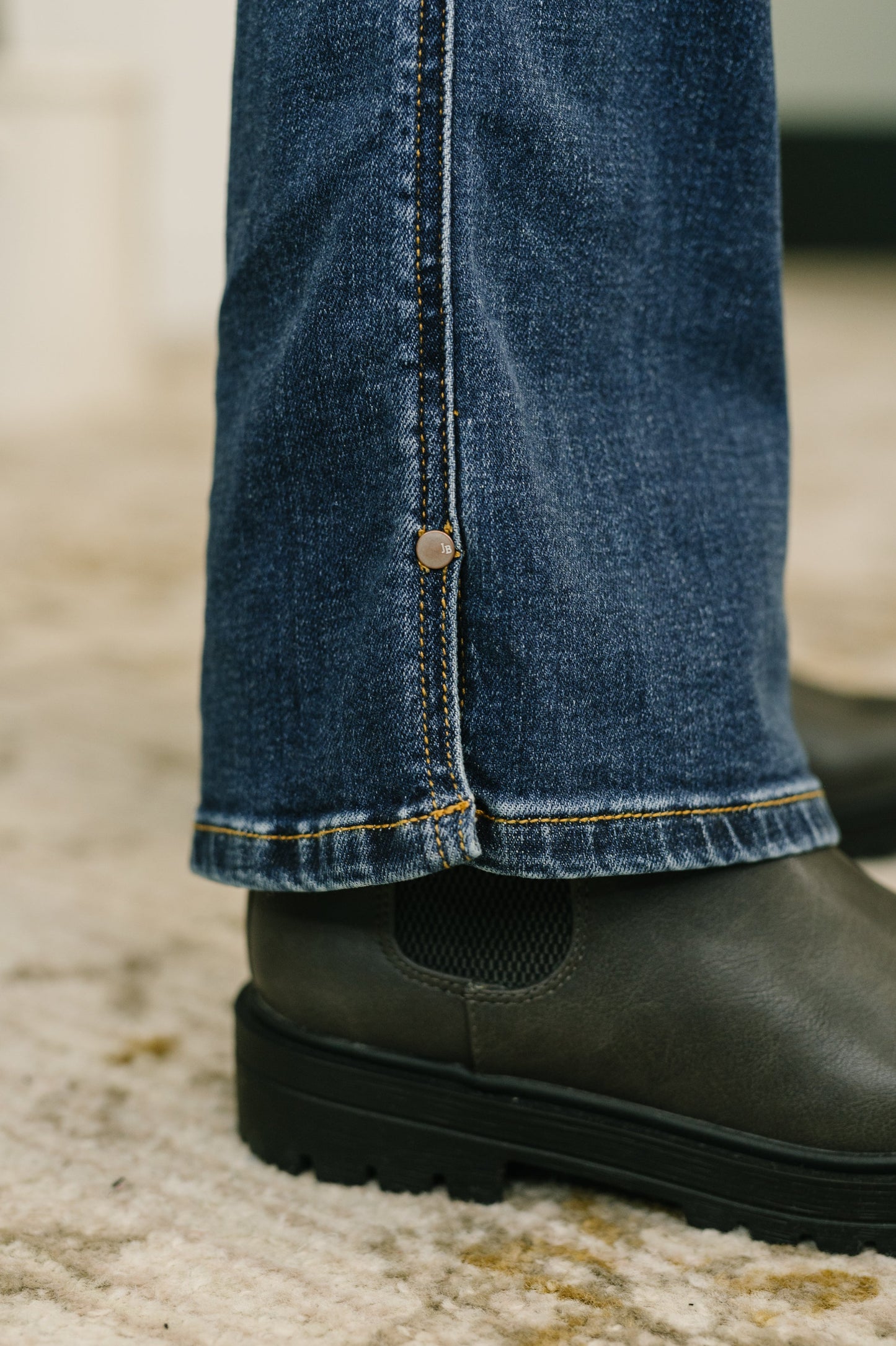 JUDY BLUE MID RISE BOOTCUT w/ CELL PHONE BACK POCKET & SLIT