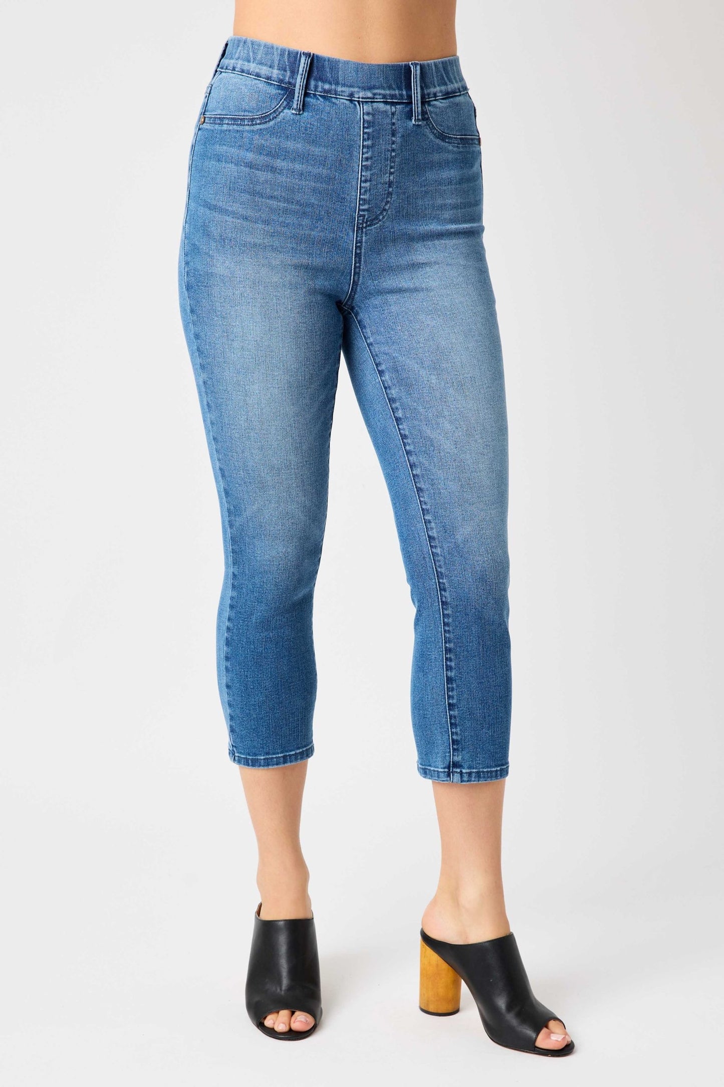 JUDY BLUE COOL DENIM PULL ON CAPRI JEANS
