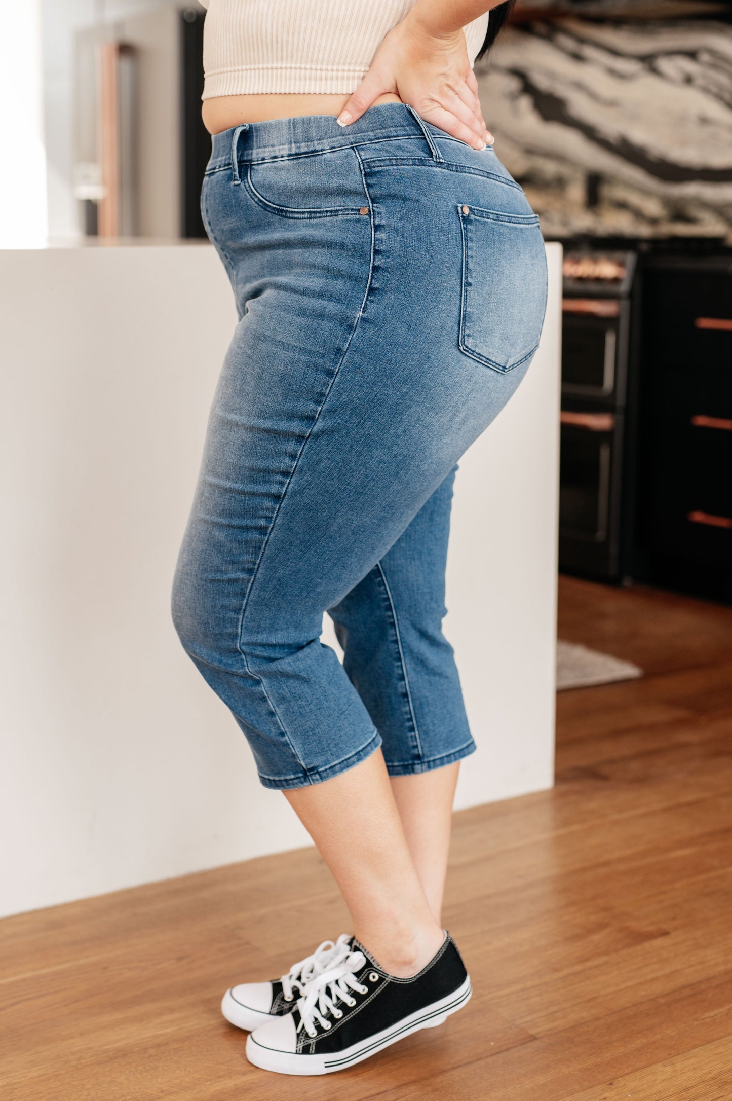 JUDY BLUE COOL DENIM PULL ON CAPRI JEANS