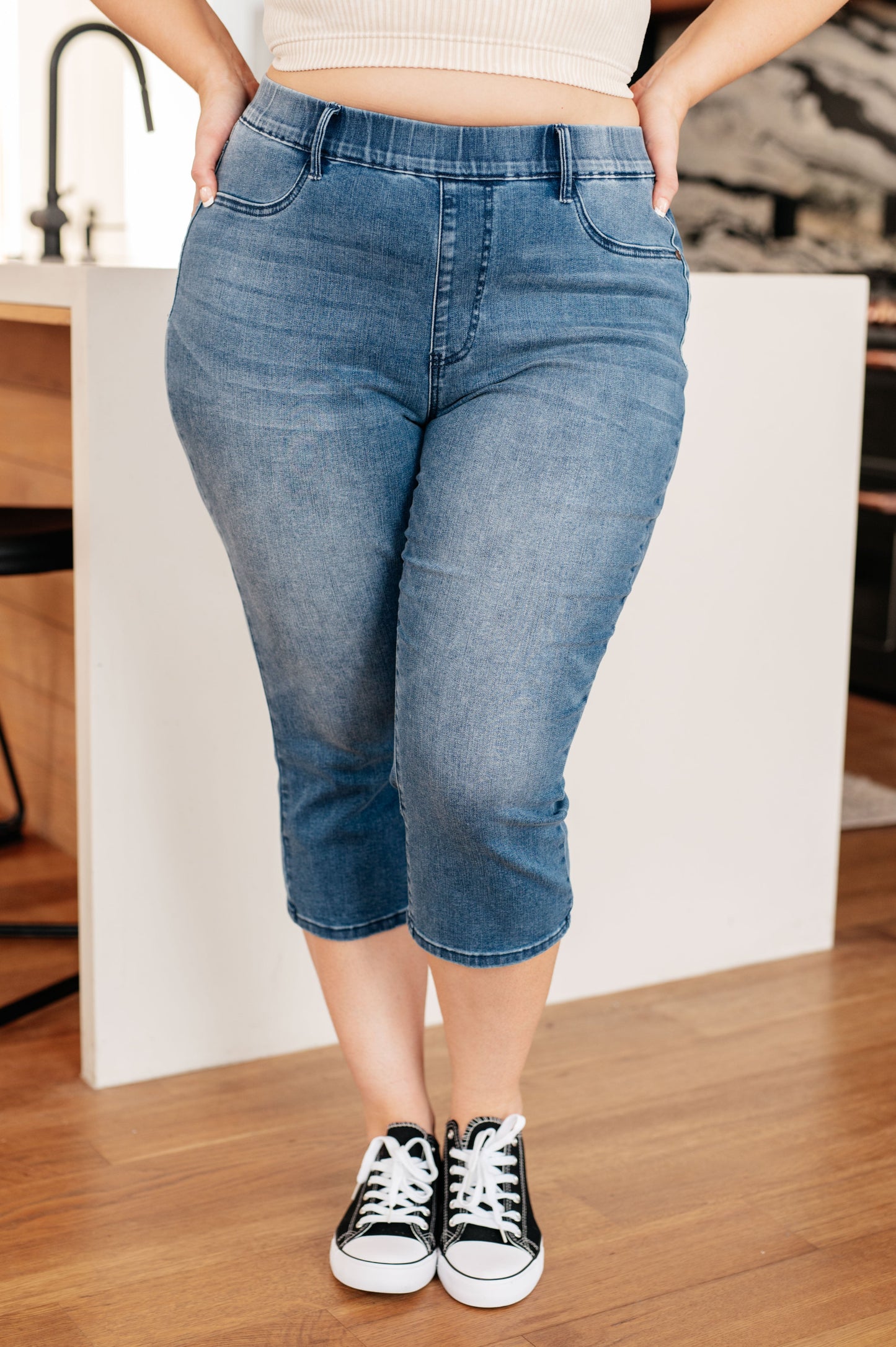 JUDY BLUE COOL DENIM PULL ON CAPRI JEANS