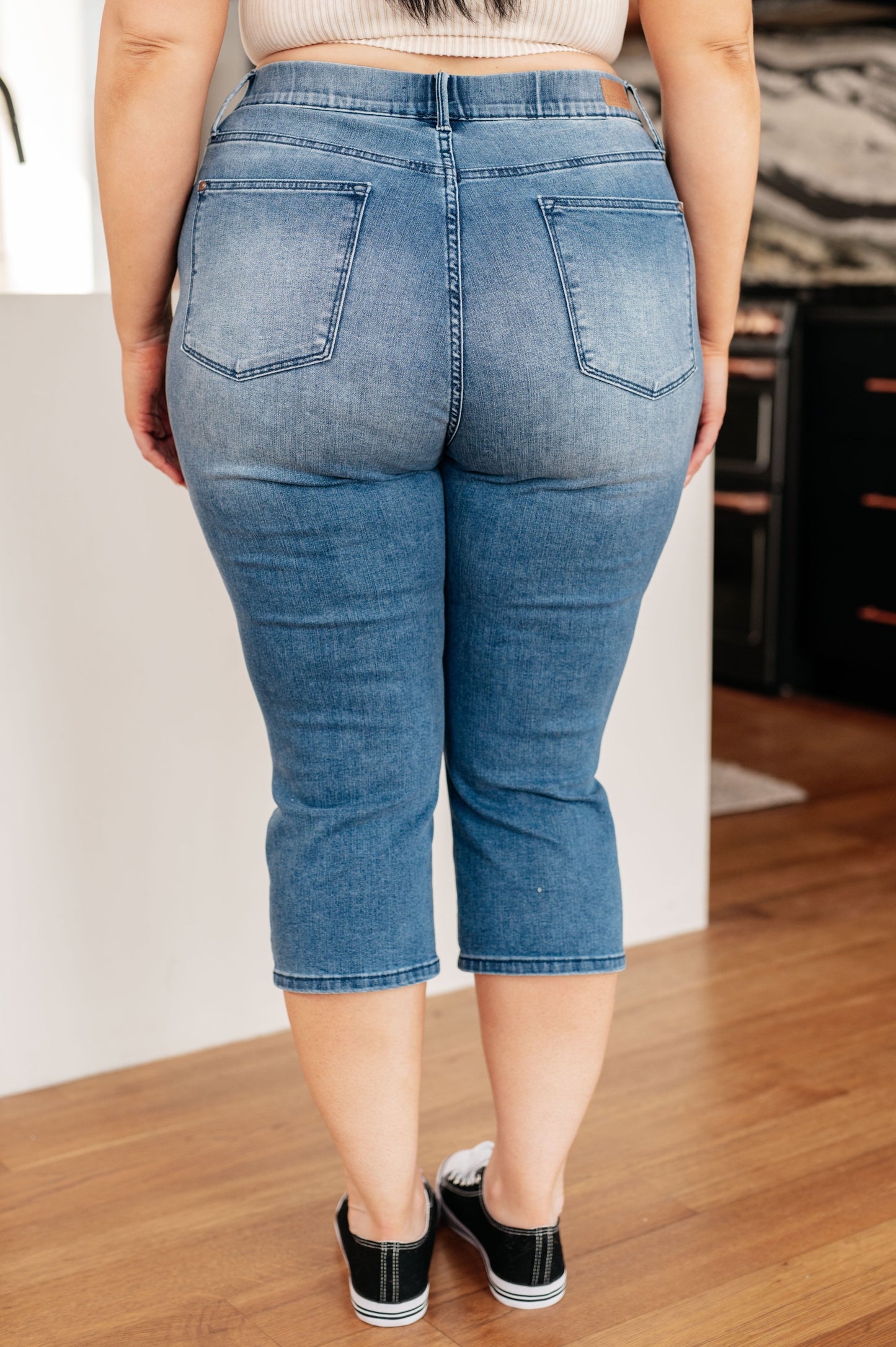 JUDY BLUE COOL DENIM PULL ON CAPRI JEANS