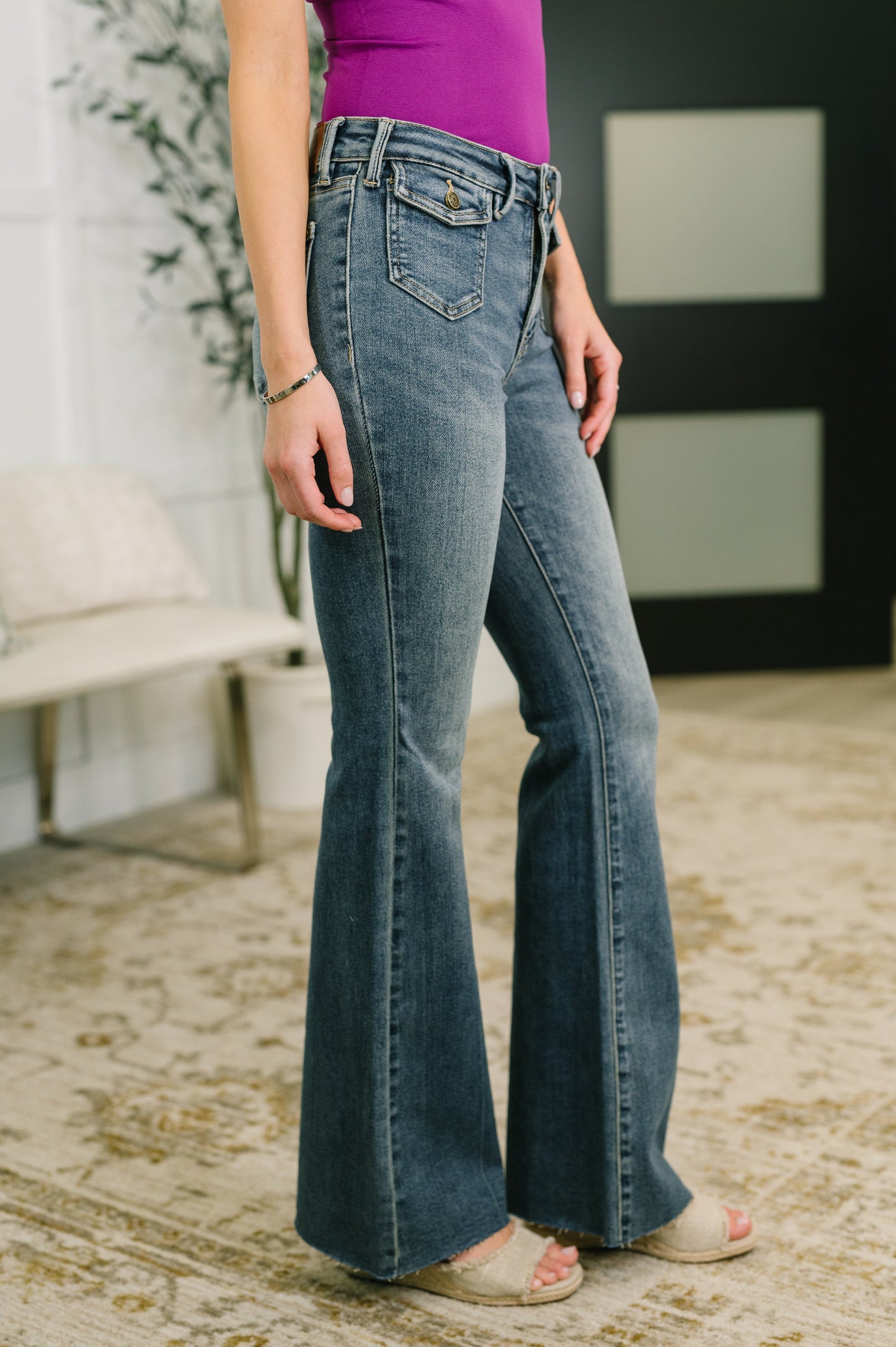 JUDY BLUE MID RISE FLARE JEAN w/ FRONT FLAP POCKETS