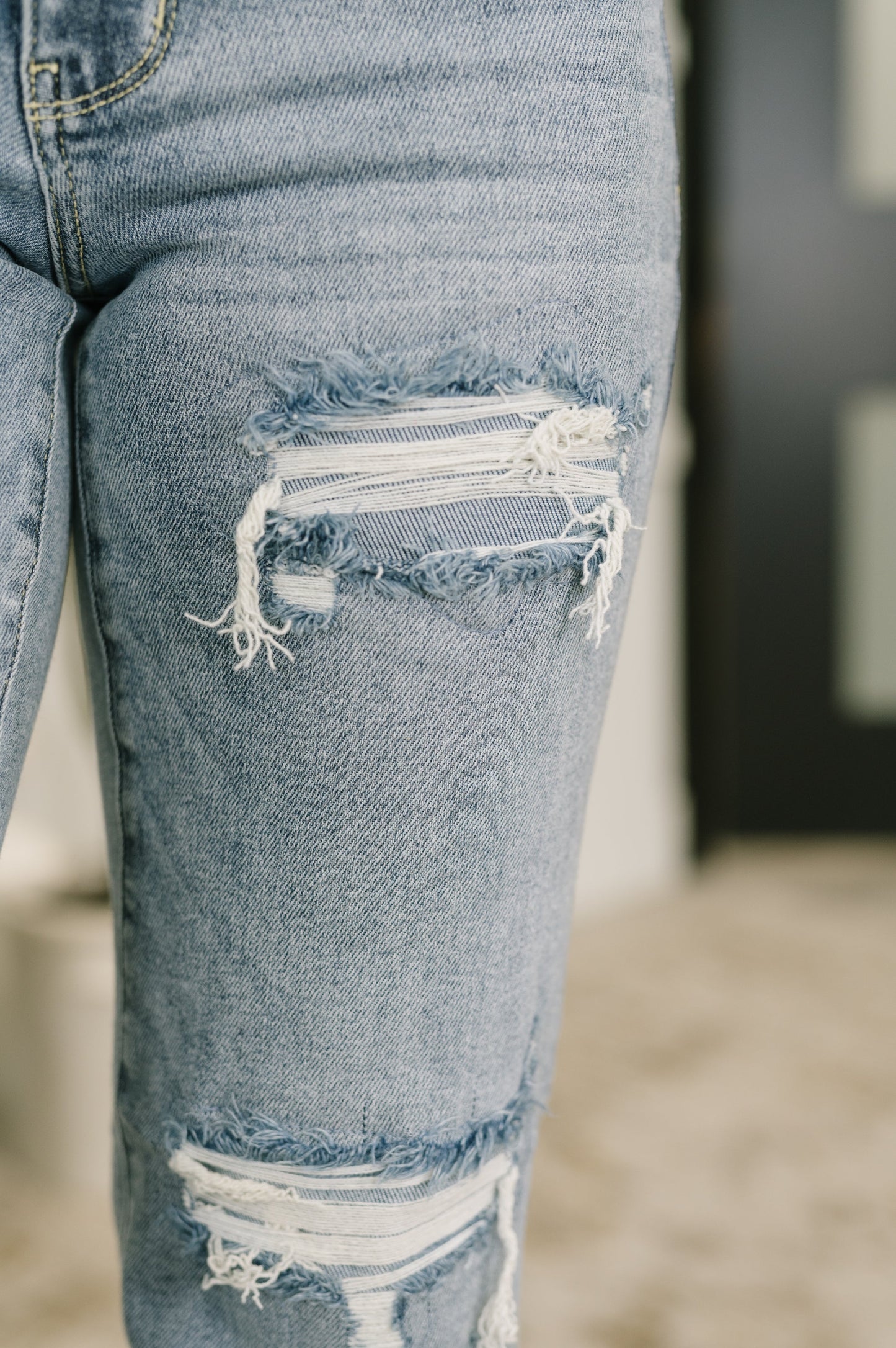 JUDY BLUE JADE MID RISE DISTRESSED STRAIGHT JEANS