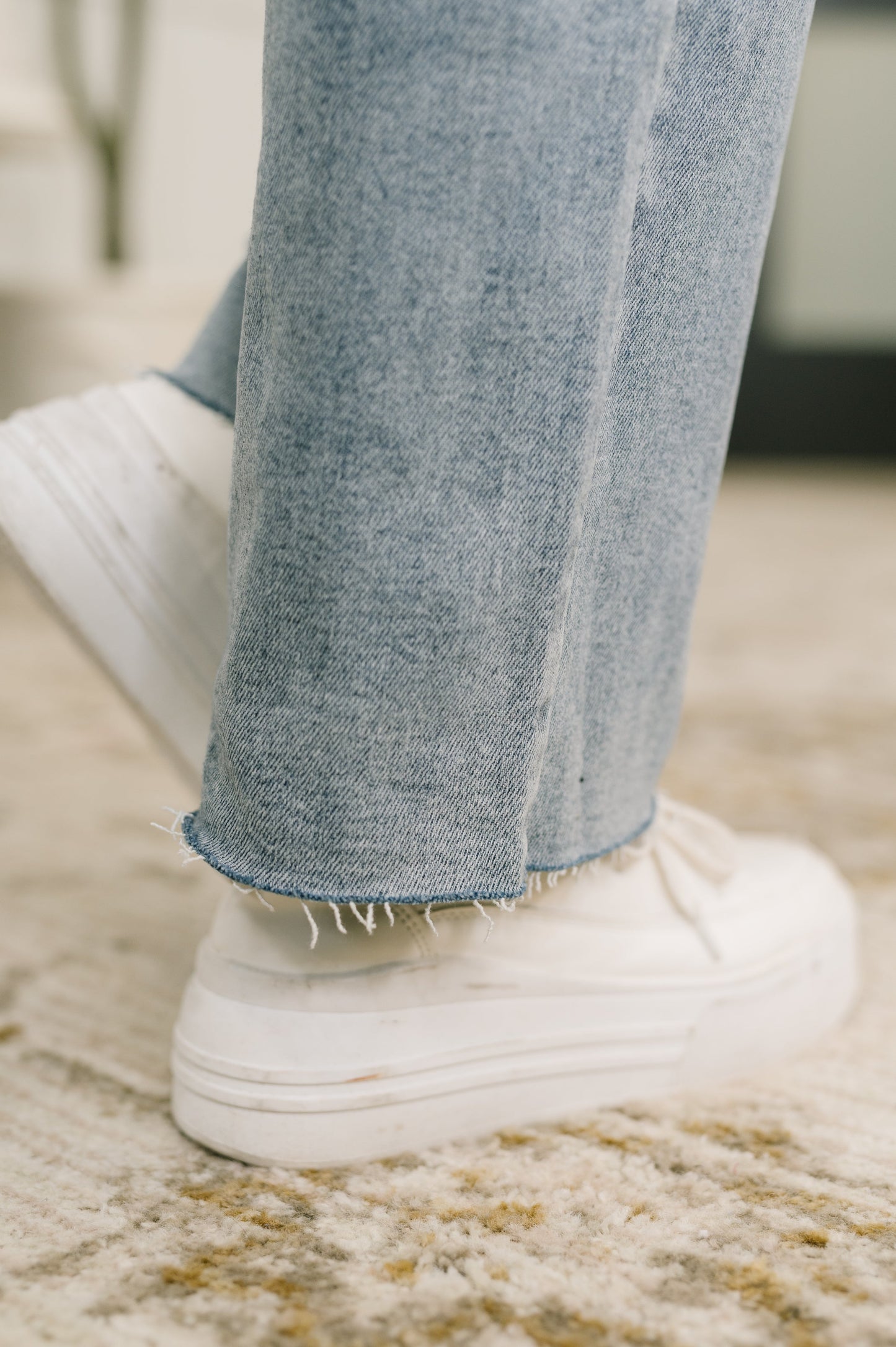 JUDY BLUE JADE MID RISE DISTRESSED STRAIGHT JEANS