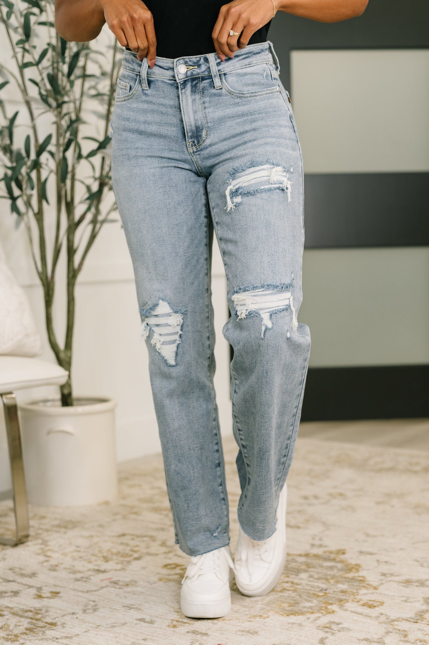 JUDY BLUE JADE MID RISE DISTRESSED STRAIGHT JEANS