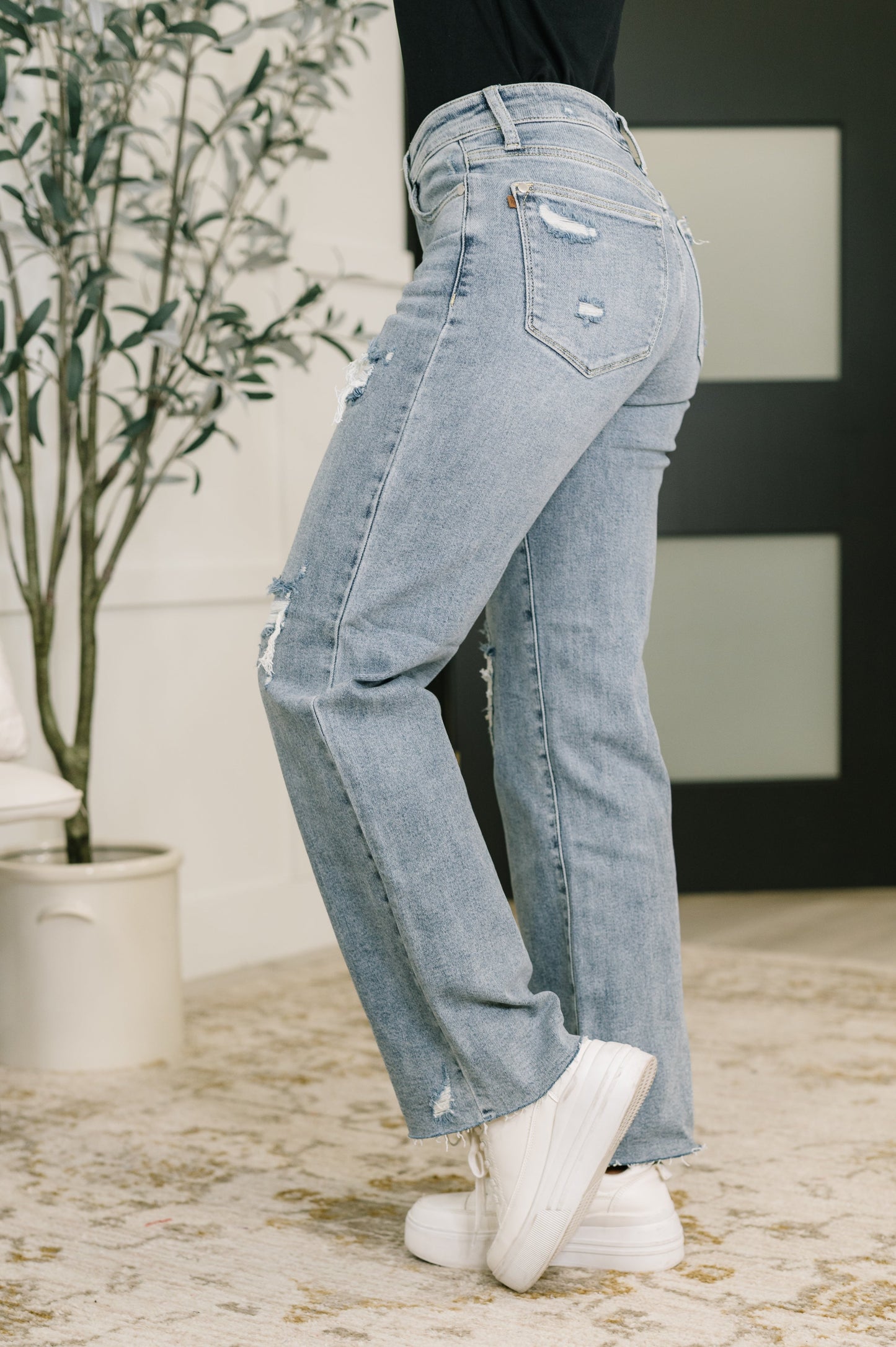 JUDY BLUE JADE MID RISE DISTRESSED STRAIGHT JEANS