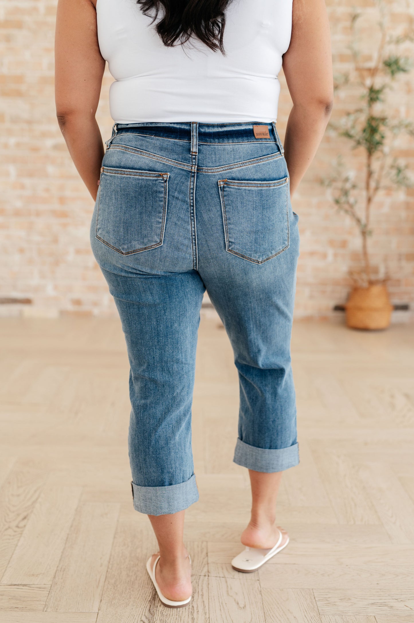 JUDY BLUE MID RISE MEDIUM WASH CUFFED SKINNY CAPRI