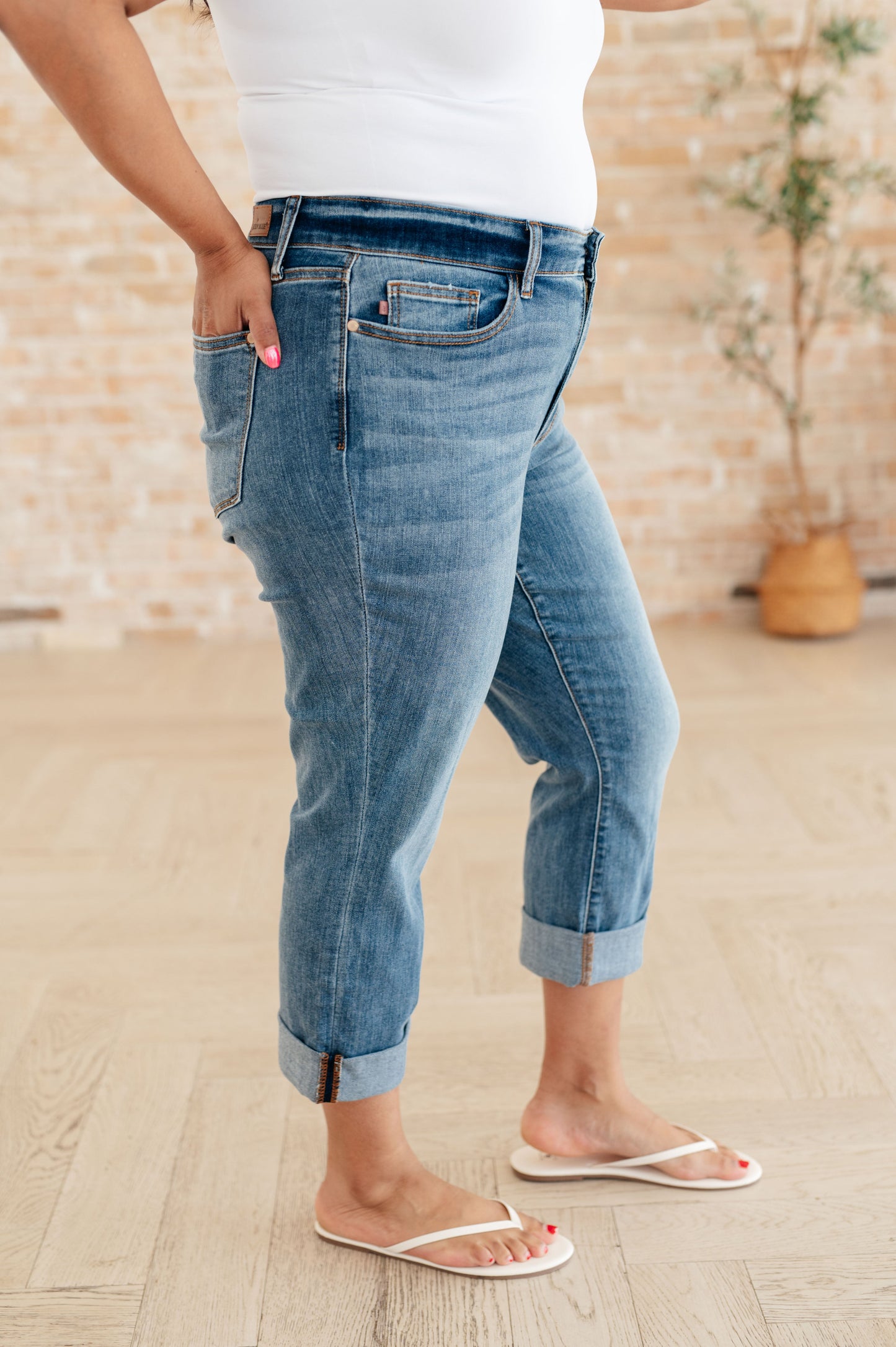 JUDY BLUE MID RISE MEDIUM WASH CUFFED SKINNY CAPRI