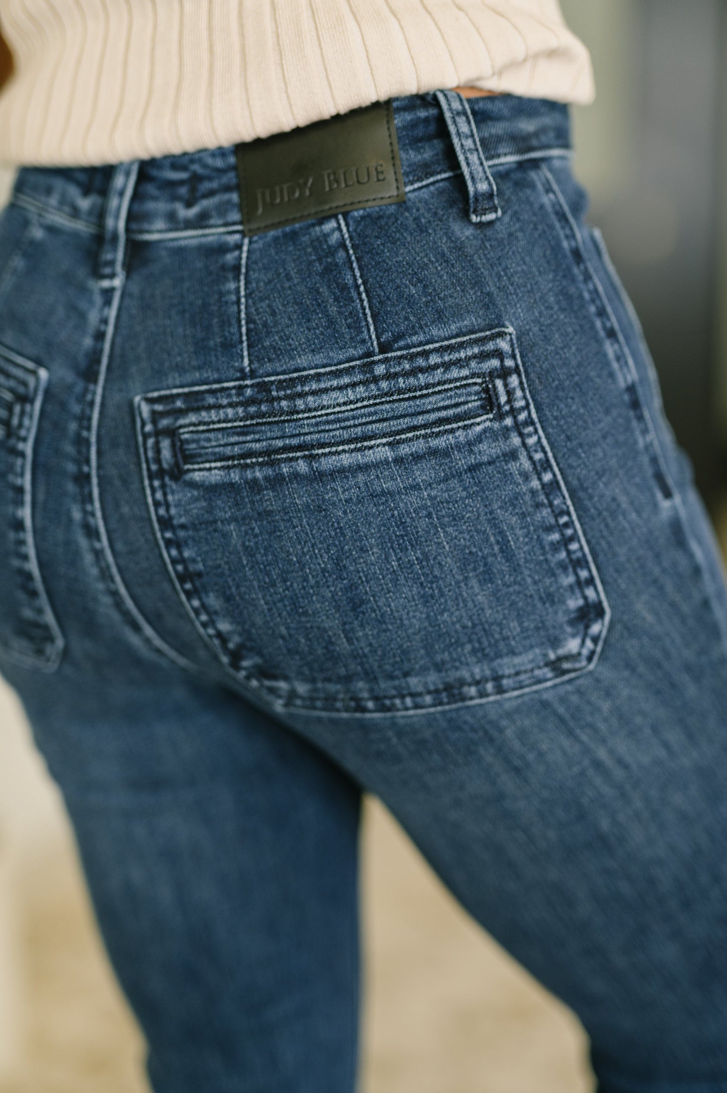 JUDY BLUE HIGH RISE DARK FLARE w/ VINTAGE POCKETS