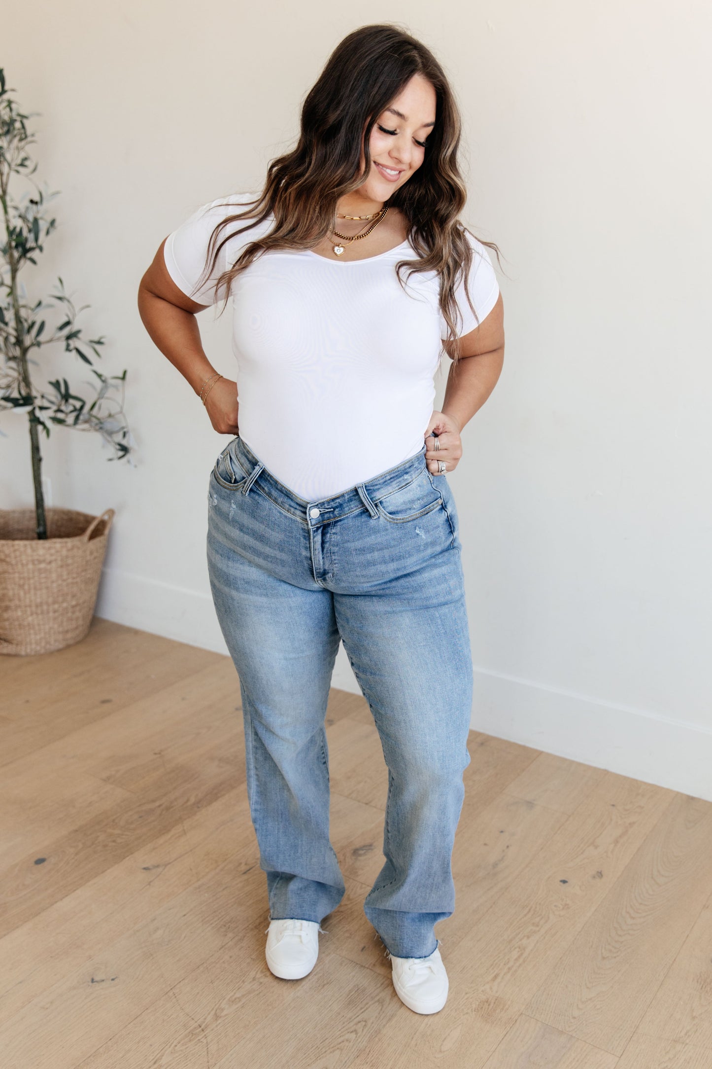 JUDY BLUE HIGH RISE V FRONT WAISTBAND STRAIGHT LEG JEANS