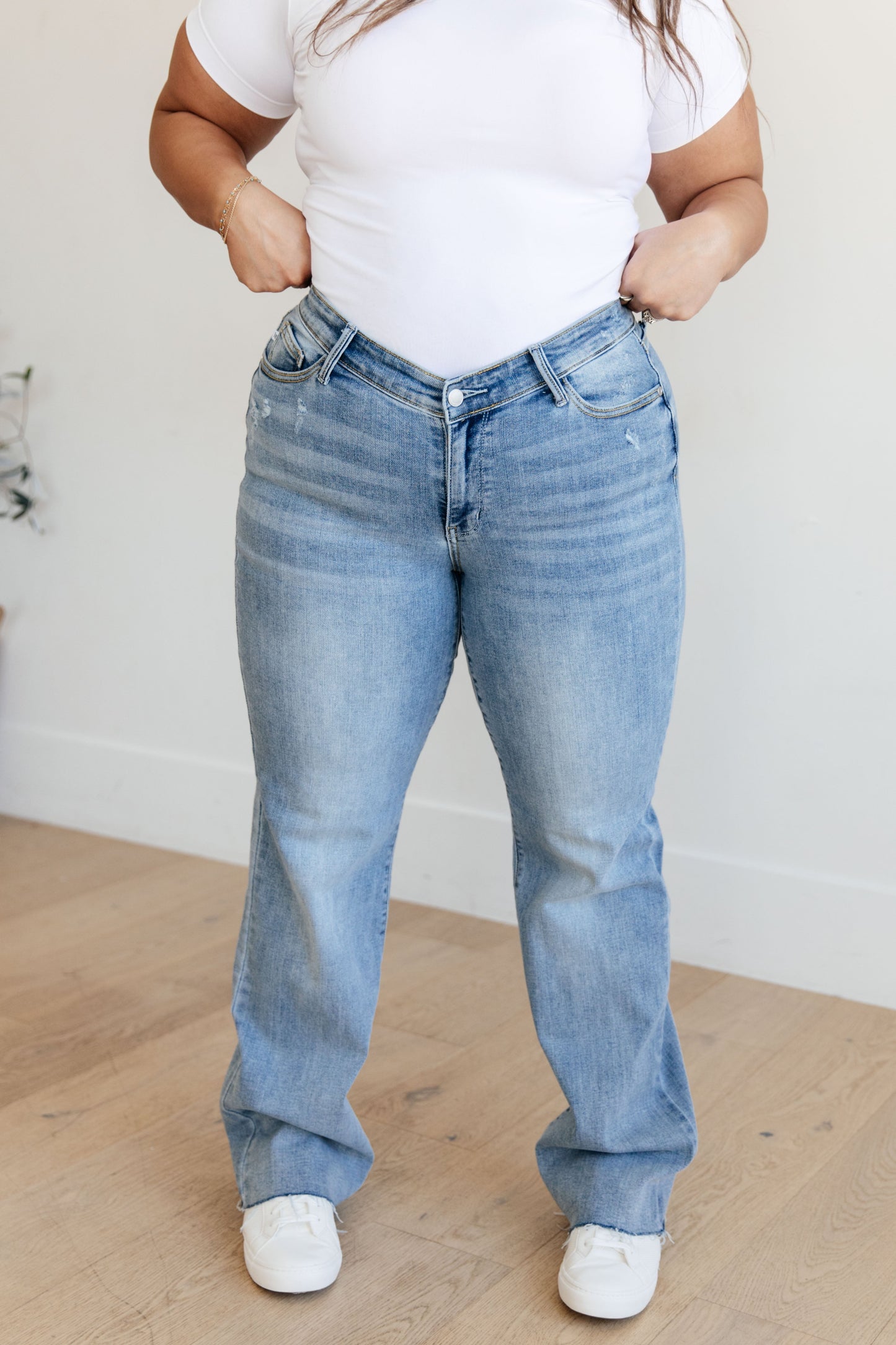 JUDY BLUE HIGH RISE V FRONT WAISTBAND STRAIGHT LEG JEANS