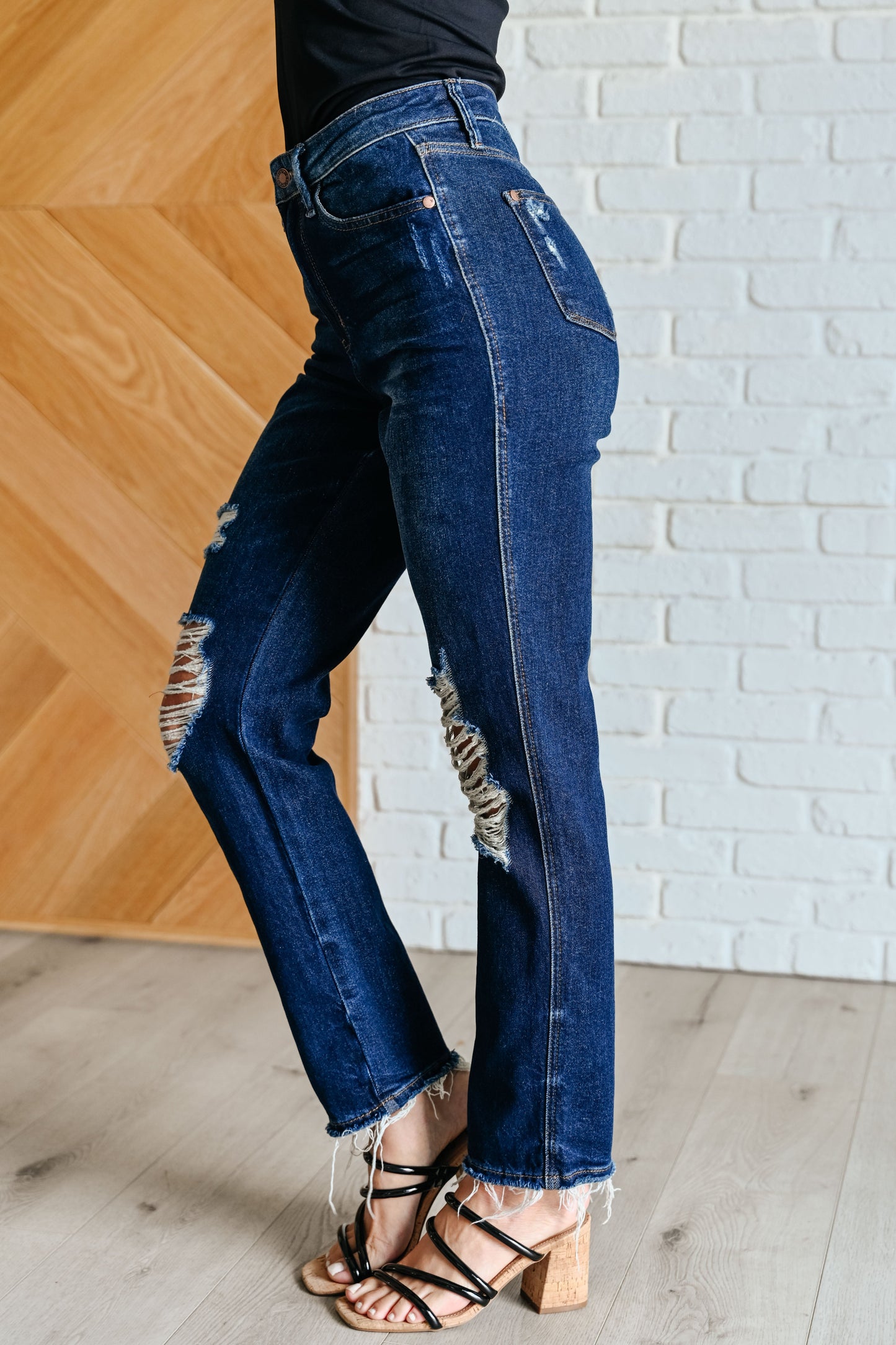 JUDY BLUE HR RIGID MAGIV DISTRESSED STRAIGHT LEG JEANS