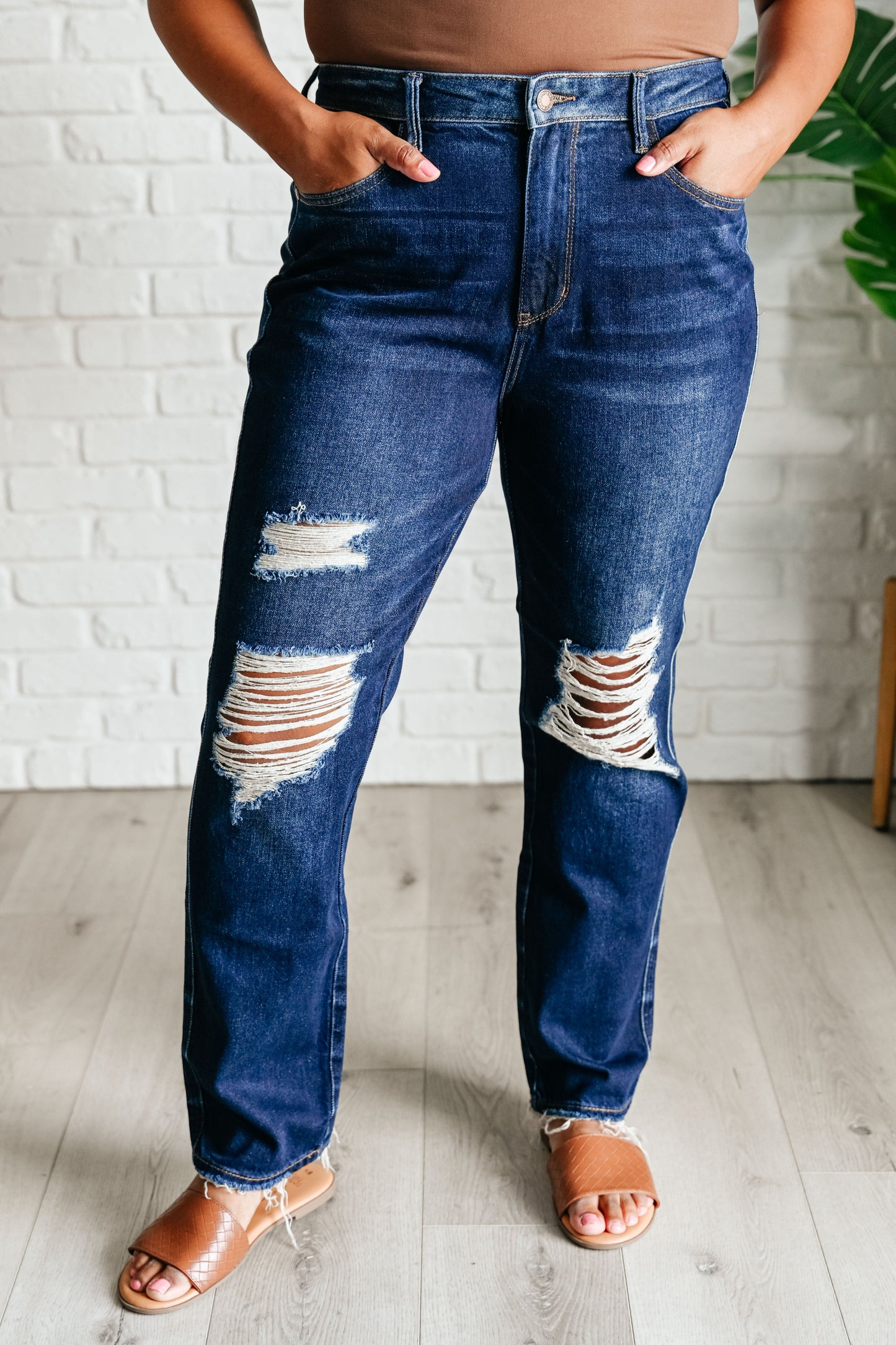 JUDY BLUE HR RIGID MAGIV DISTRESSED STRAIGHT LEG JEANS
