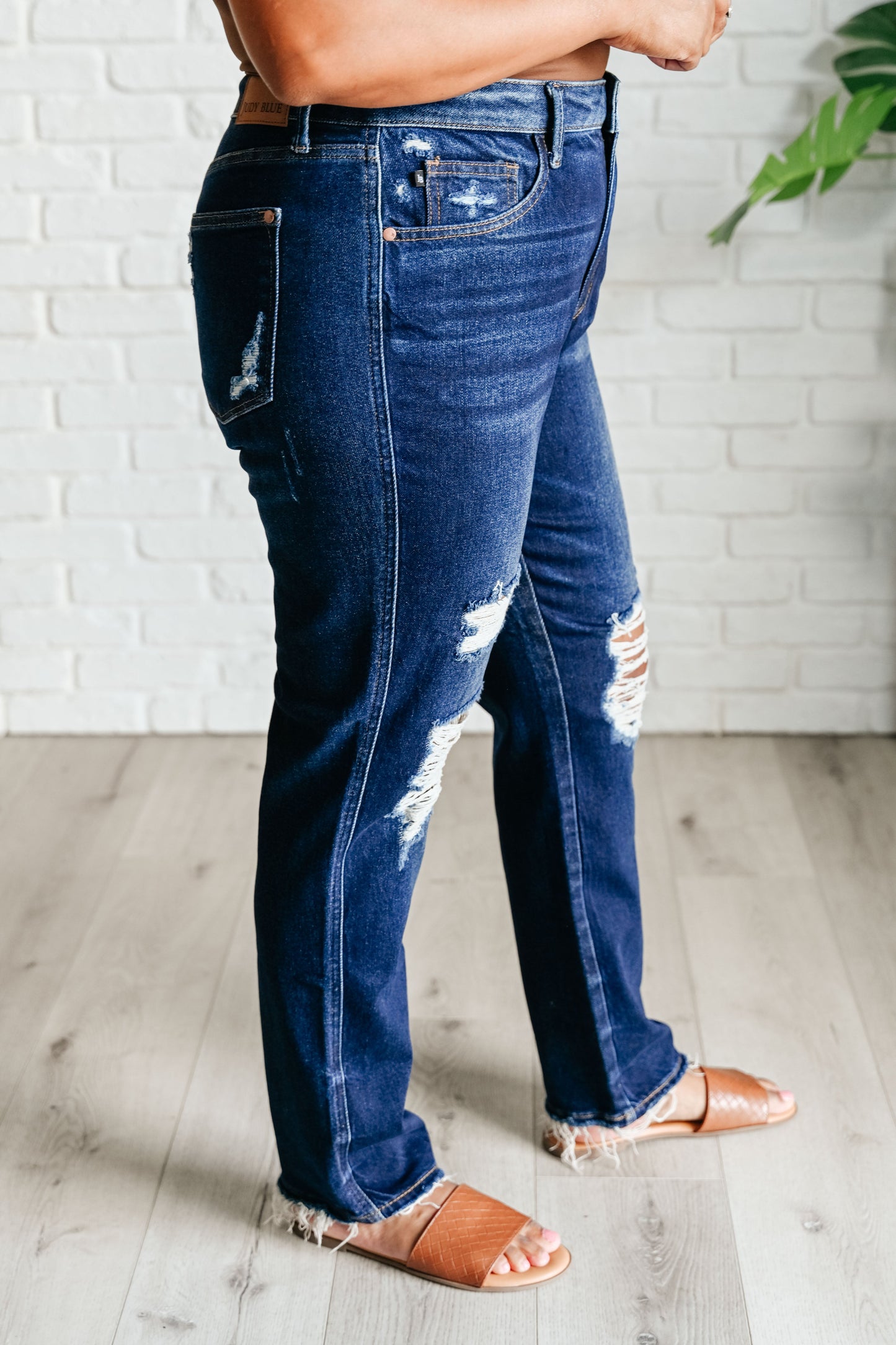 JUDY BLUE HR RIGID MAGIV DISTRESSED STRAIGHT LEG JEANS