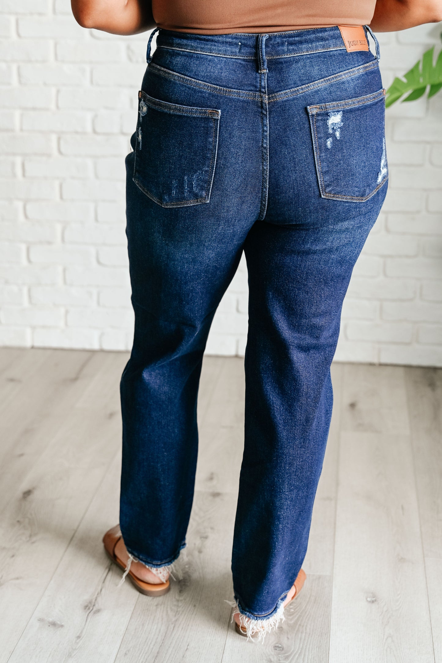 JUDY BLUE HR RIGID MAGIV DISTRESSED STRAIGHT LEG JEANS