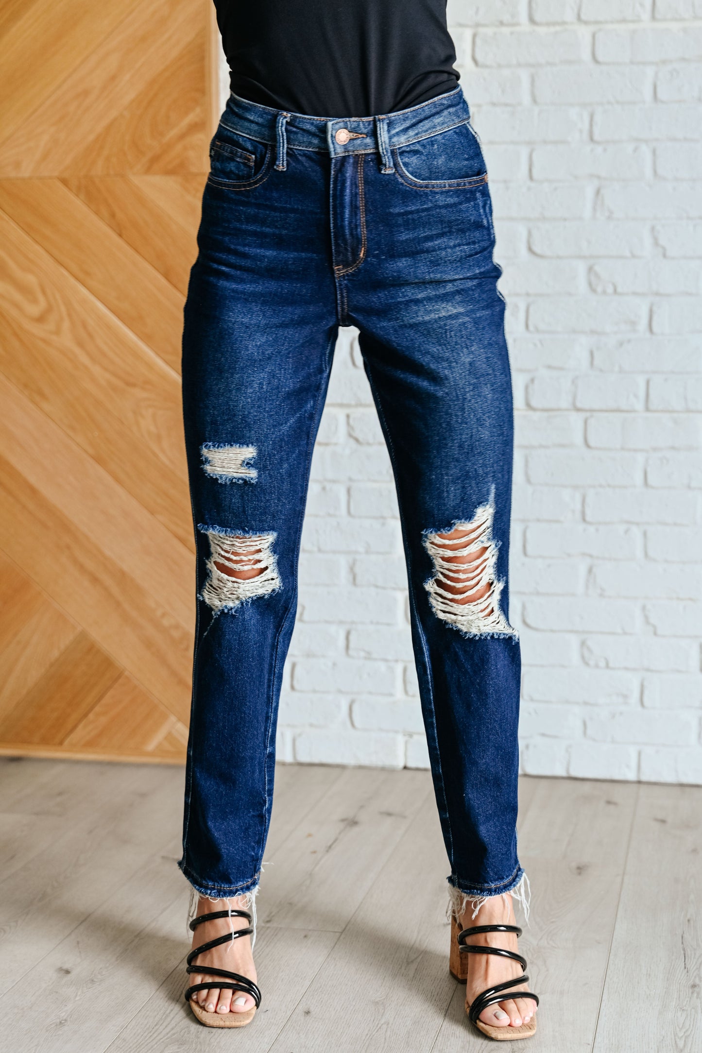 JUDY BLUE HR RIGID MAGIV DISTRESSED STRAIGHT LEG JEANS