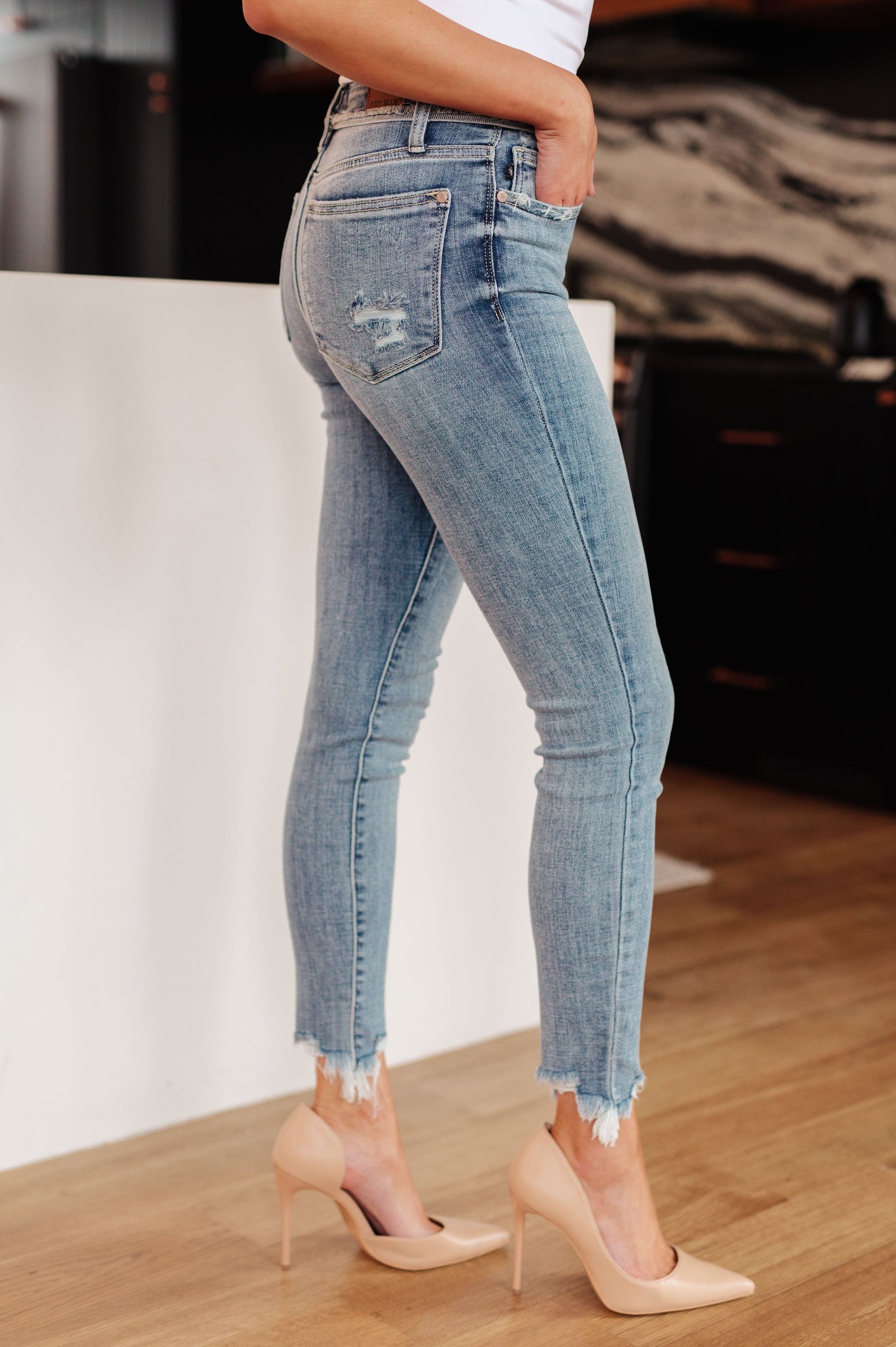 JUDY BLUE MID RISE WAISTBAND DETAIL FRAYED HEM SKINNY JEANS
