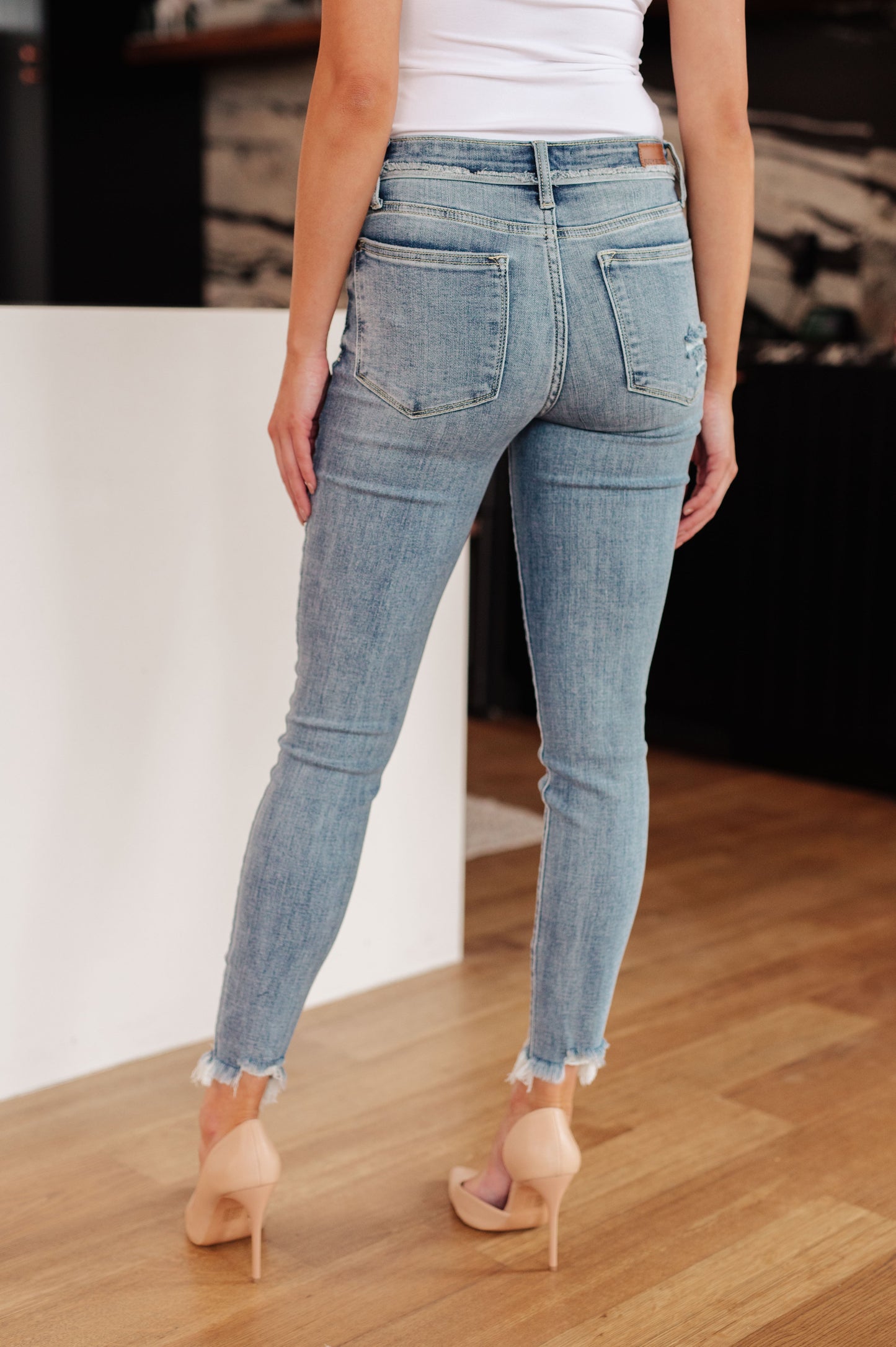 JUDY BLUE MID RISE WAISTBAND DETAIL FRAYED HEM SKINNY JEANS
