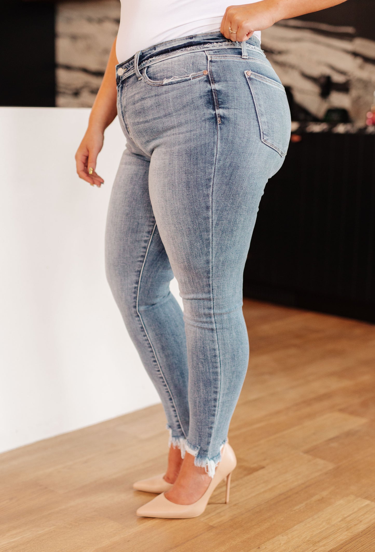 JUDY BLUE MID RISE WAISTBAND DETAIL FRAYED HEM SKINNY JEANS