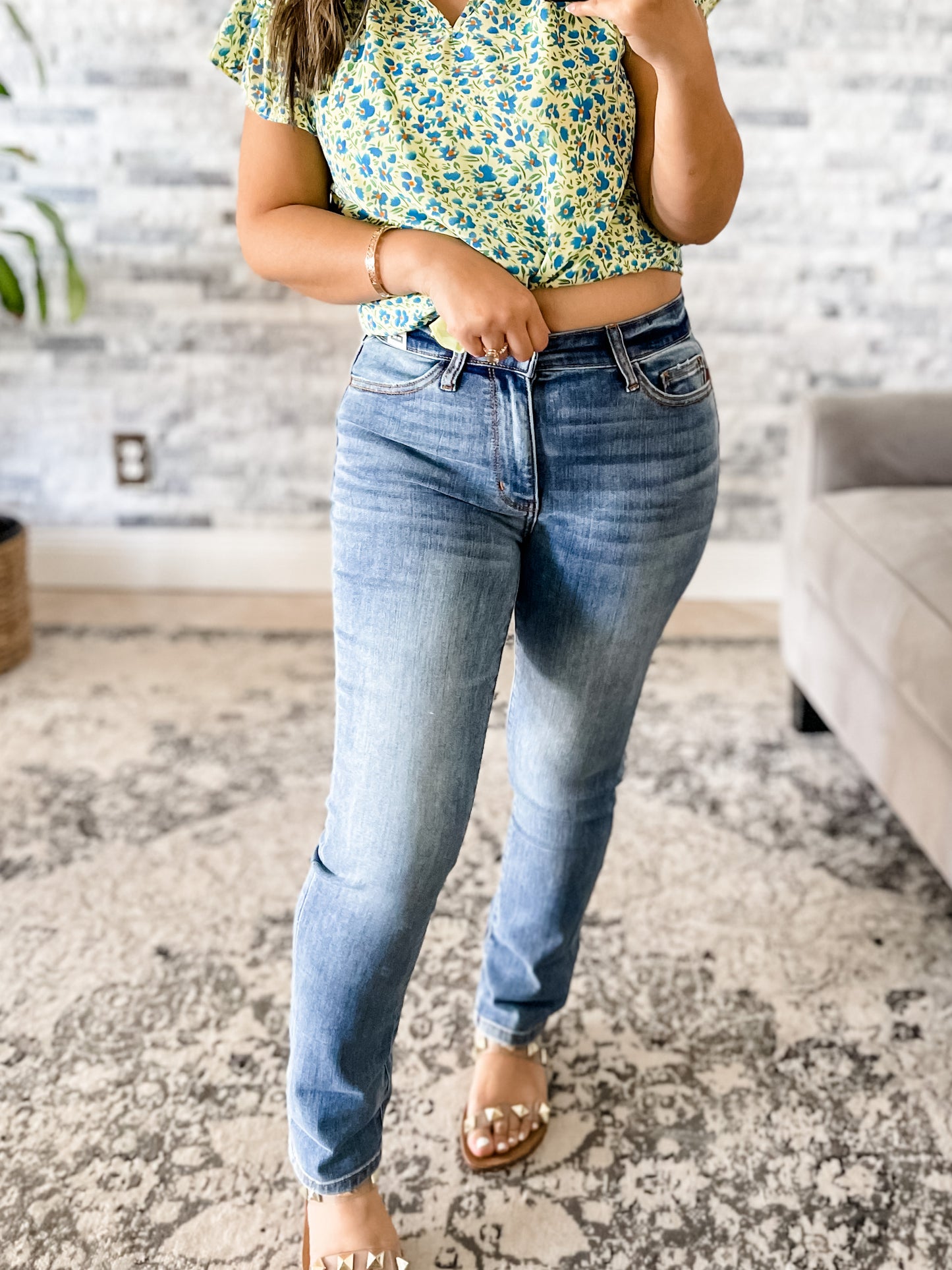 JUDY BLUE MID RISE MEDIUM WASH CUFFED SKINNY CAPRI