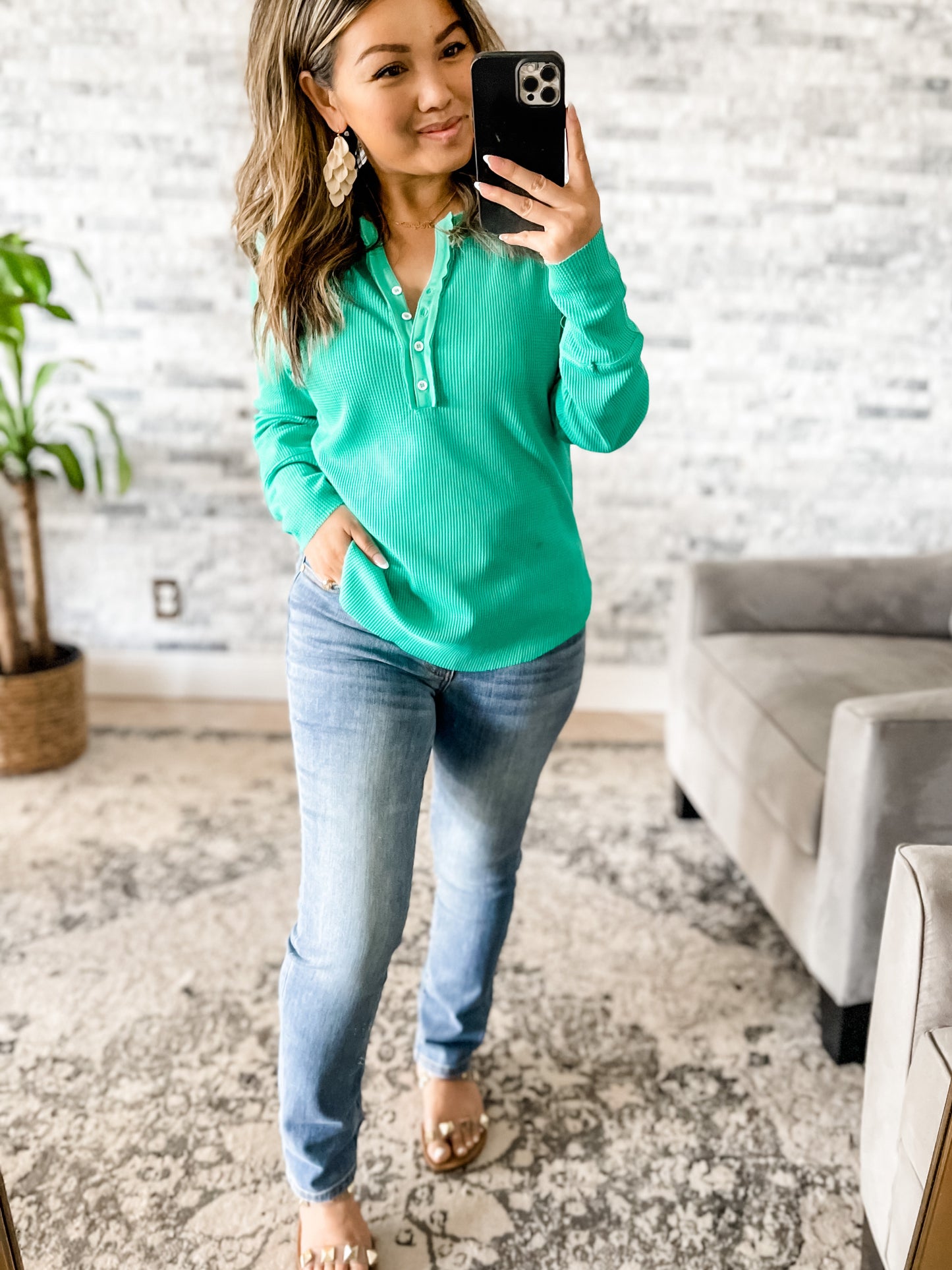 JUDY BLUE MID RISE MEDIUM WASH CUFFED SKINNY CAPRI